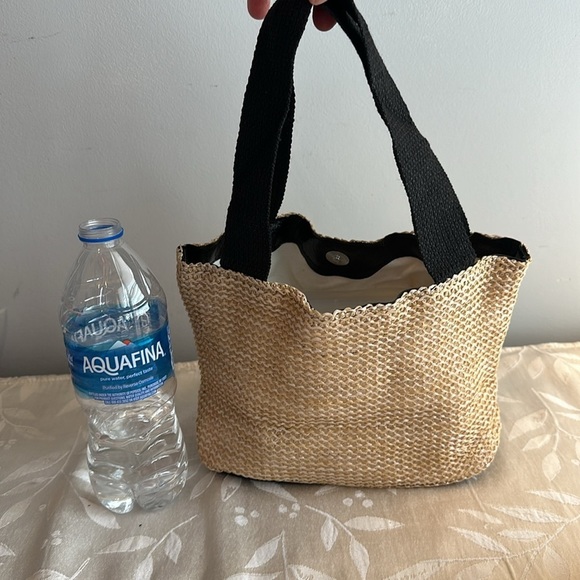 Adorable mini straw bag. Snap closure and black handle. See description. - Picture 4 of 6